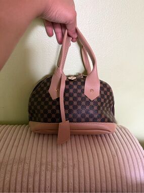 Adorable, brand new Women's Dome Satchel Handbag